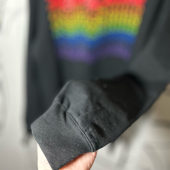 NWOT Rolling Stone Black Graphic Pullover, Rainbow “Rolling Stone” Medium Unisex - Picture 4 of 8